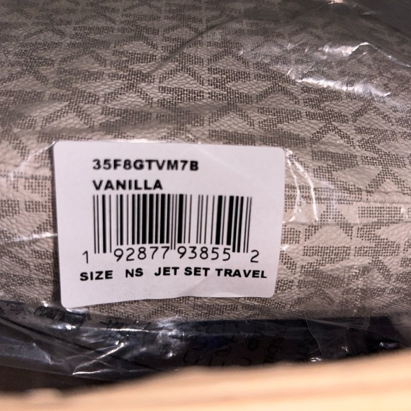 Michael Kors Vanilla Jet Set Travel Bag! π€ππ - Picture 3 of 3